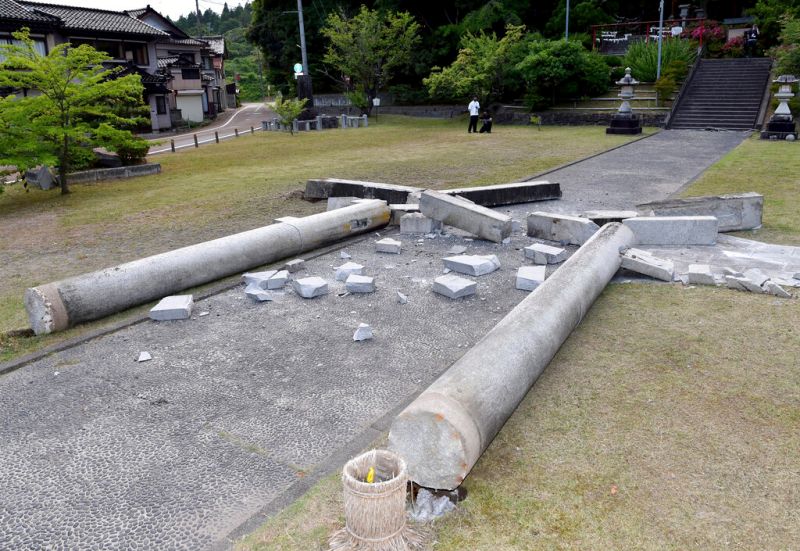 ▲春日神社的石鳥居因地震倒塌。(圖/美聯社/達志影像)