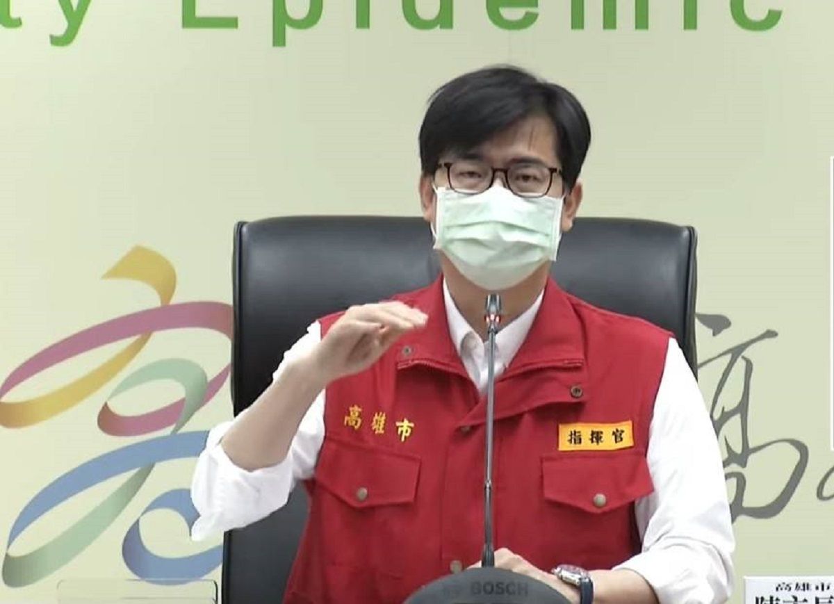 ▲市長陳其邁提醒，Omicron變異株傳染力強，幼兒及長輩即使在家不出門，也有可能透過外出的家人而遭受感染，導致家庭群聚事件發生。（圖／高市府提供）