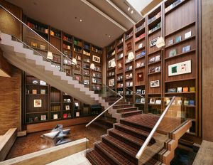 ▲擺滿書籍的中央大階梯，格調優雅彷若美術館的一隅。（ 圖／©SHIBA PARK HOTEL）