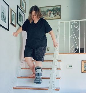 女飼主因腳踝受傷,上、下樓梯都扶著牆小心翼翼地移動。(圖/TiKTok:ash_laughs) ▲女飼主因腳踝受傷,上、下樓梯都扶著牆小心翼翼地移動。(圖/TiKTok:ash_laughs)