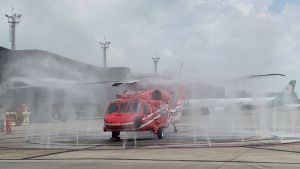 ▲空中勤務總隊台中駐地黑鷹直升機執行清洗工作。(圖/湯蕙禎國會辦公室提供) ▲空中勤務總隊台中駐地黑鷹直升機執行清洗工作。(圖/湯蕙禎國會辦公室提供)
