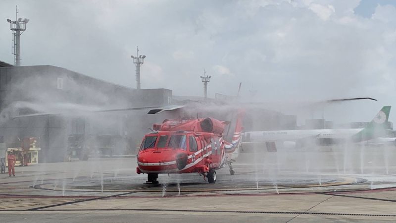 ▲空中勤務總隊台中駐地黑鷹直升機執行清洗工作。(圖/湯蕙禎國會辦公室提供)