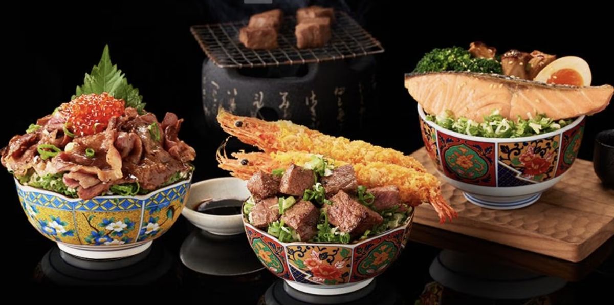 ▲王品藝奇推「浮誇美食」攻外帶，「浮誇海陸雙拼釜飯」在堆高爆量炙燒嫩肩骰牛上，再擺上兩尾浮誇炸蝦，好料多到滿出來，現在外帶自取還打88折。杏桃鬆餅屋也有外帶「鬆餅杯杯」，讓民眾在家也能當網美。（圖／翻攝自藝奇 日本料理岩板燒FB）