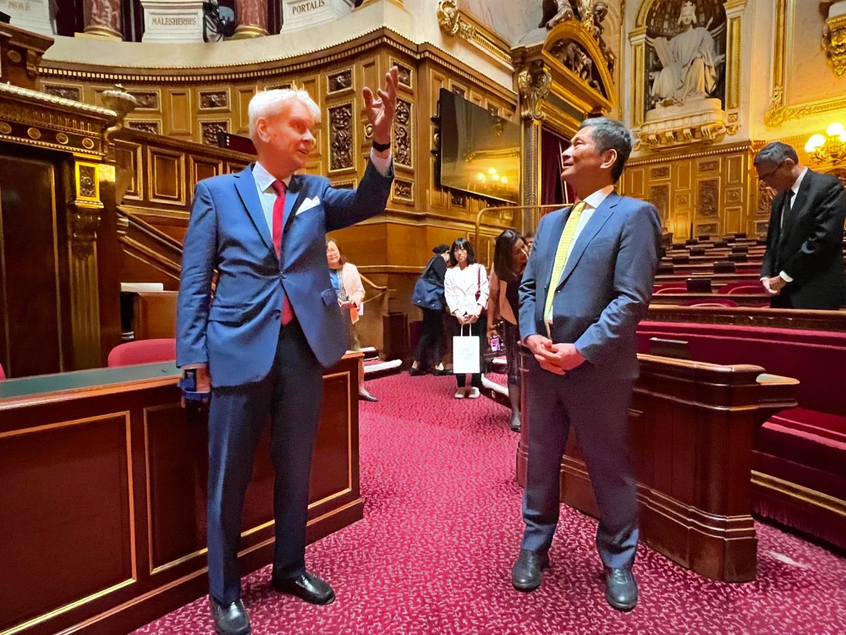 ▲法國參議院友台小組主席李察親自向文化部長李永得（右）導覽參議院。（圖／文化部提供）