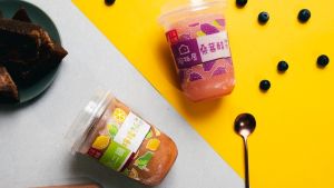 ▲OK超商獨家推出王品集團「石二鍋冬瓜檸檬冰沙」、「陶板屋桑椹醋冰沙」,原價65元,任2件6折,平均單款特價39元。(圖/業者提供) ▲OK超商獨家推出王品集團「石二鍋冬瓜檸檬冰沙」、「陶板屋桑椹醋冰沙」,原價65元,任2件6折,平均單款特價39元。(圖/業者提供)
