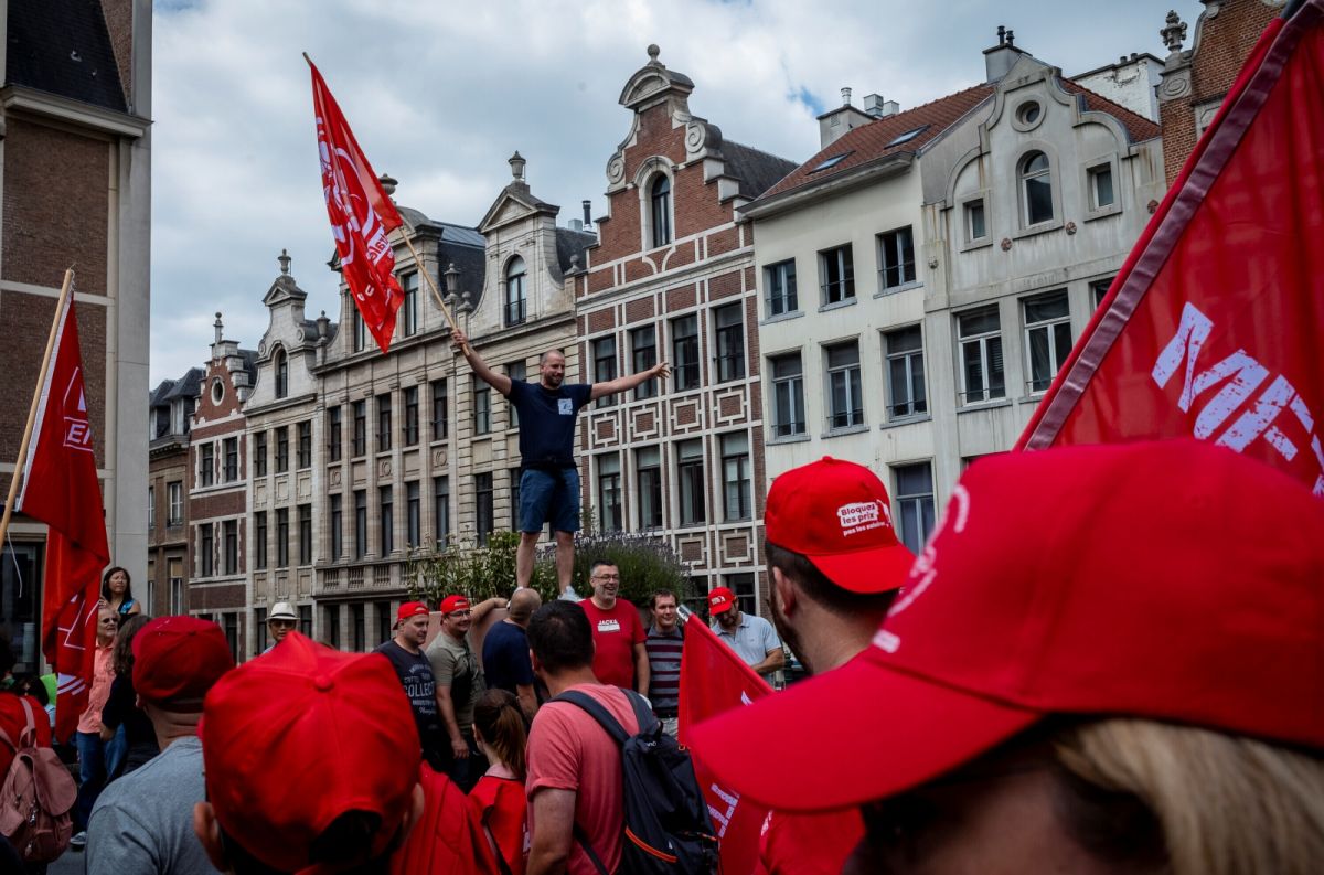 ▲比利時約7萬勞工20日於首都布魯塞爾街頭抗議，要求政府採取行動對付生活成本大增。（圖／美聯社／達志影像）