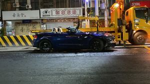▲新北市淡水區今(21)日凌晨2點發生一起死亡車禍,29歲的林姓女子駕駛BMW雙門敞篷跑車,行經民權路與民族路口時,高速撞上一位54歲方姓工人,方男被撞飛後當場失去呼吸心跳,送醫不治。(圖/翻攝畫面) ▲新北市淡水區今(21)日凌晨2點發生一起死亡車禍,29歲的林姓女子駕駛BMW雙門敞篷跑車,行經民權路與民族路口時,高速撞上一位54歲方姓工人,方男被撞飛後當場失去呼吸心跳,送醫不治。(圖/翻攝畫面)