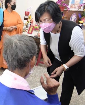 ▲彰化縣長王惠美前往探視。(圖/翻攝畫面) ▲彰化縣長王惠美前往探視。(圖/翻攝畫面)