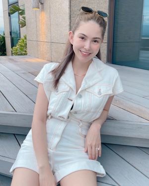 ▲昆凌月初分享正面照。(圖/昆凌IG) ▲昆凌月初分享正面照。(圖/昆凌IG)