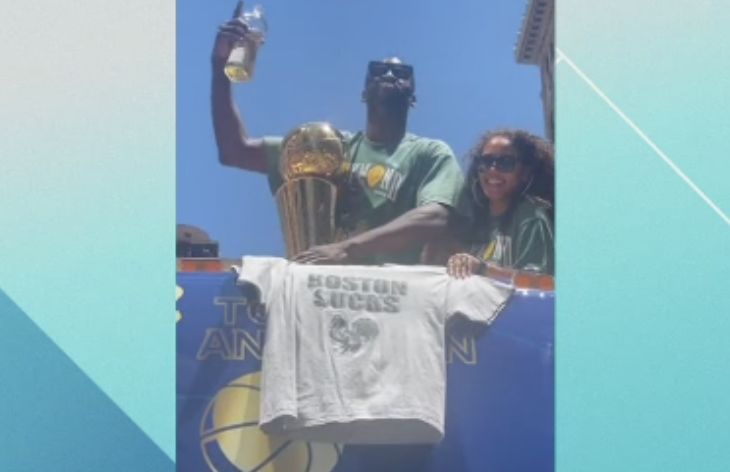 NBA／波士頓爛透了！嘴綠遊行展示T恤還比中指