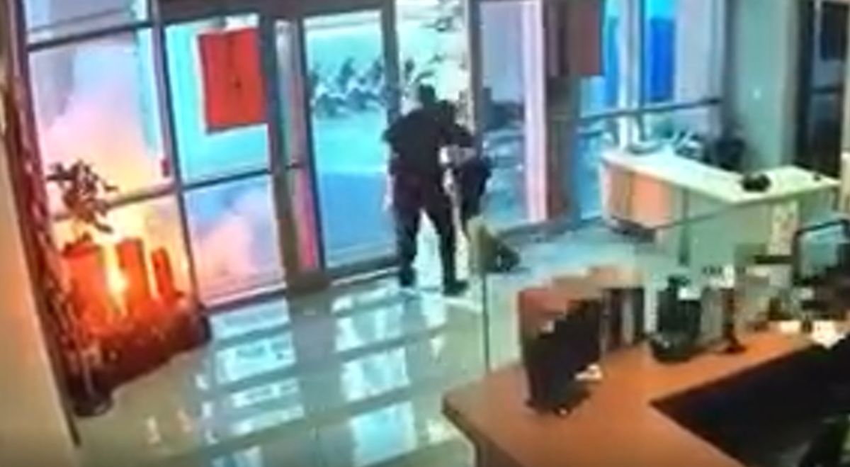 ▲值班警員見狀，立刻追出門外，並於離警局約50公尺處逮捕許男。（圖／翻攝記者爆料網）