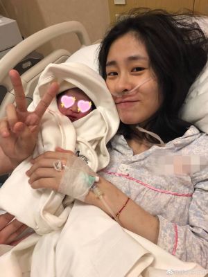 ▲▼友人公開張碧晨等待分娩、產後抱女兒的照片打臉酸民。(圖/呼吸單行道微博) ▲▼友人公開張碧晨等待分娩、產後抱女兒的照片打臉酸民。(圖/呼吸單行道微博)