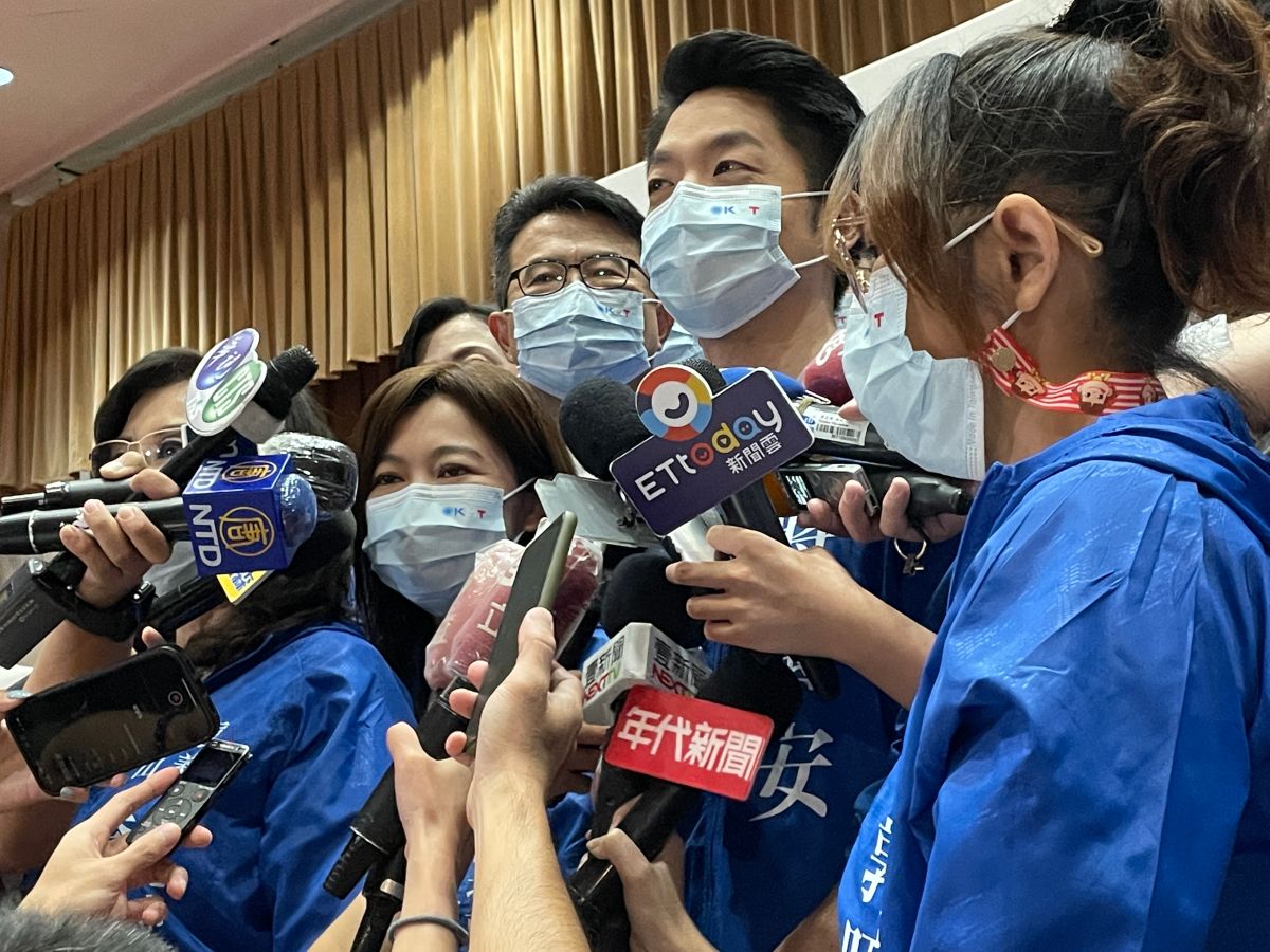 ▲國民黨籍北市長參選人蔣萬安面對媒體詢問黃珊珊民調緊追時說，民調參考，不受數字起伏影響。（圖／記者丁上程攝2022.6.21）