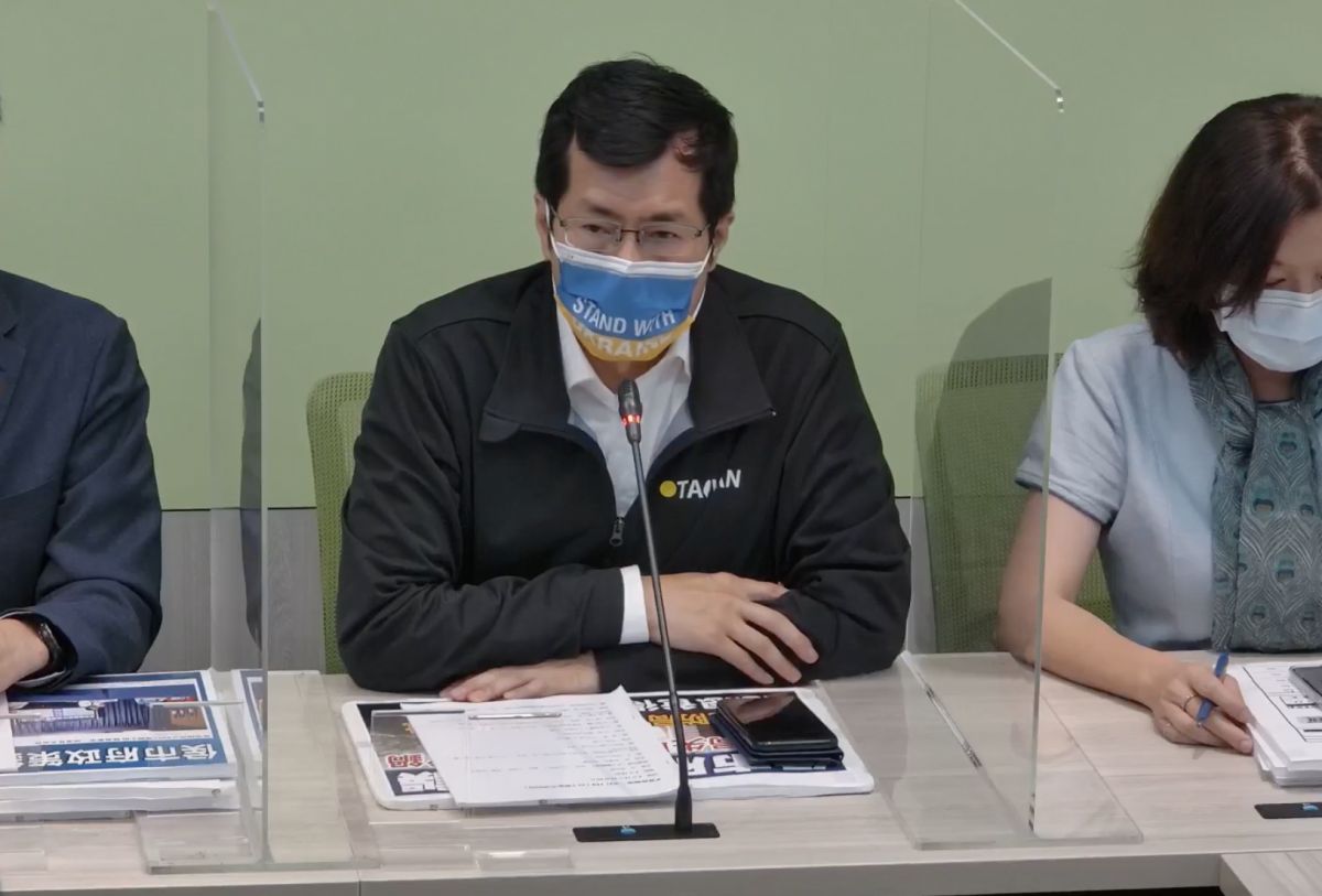 ▲新北市長侯友宜防疫滿意度仍是最高，民進黨立委羅致政表示，恩恩爸會這樣認為嗎？（圖／翻攝自民進黨黨團直播）