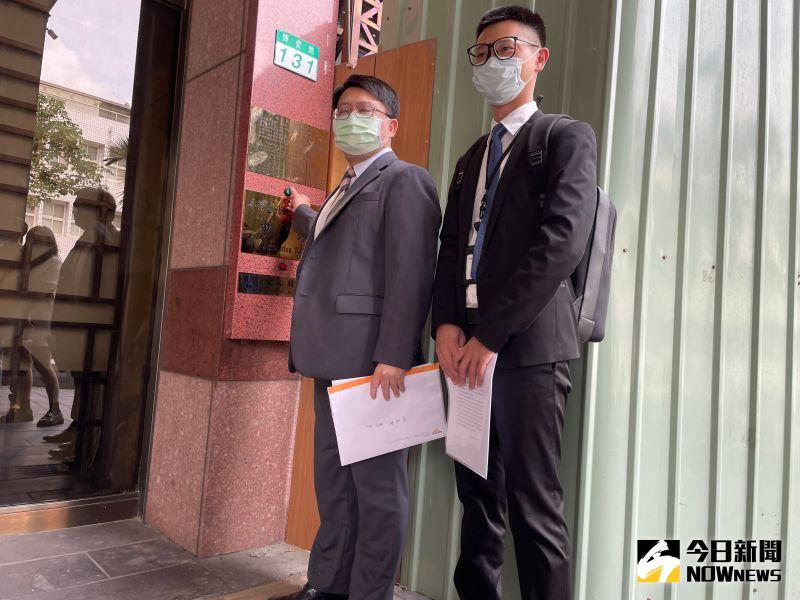 ▲律師盧明軒上午來北檢提告。（圖／記者潘千詩攝，2022.06.21）