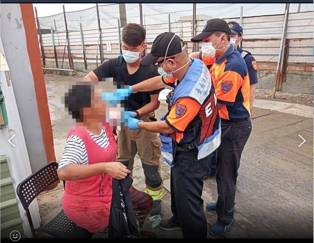 ▲一名李姓女工人（約40歲）疑操作機器不慎，導致左手被攪斷，警消到場後，已將她送往醫院急救，詳細原因還有待進一步調查。（圖／翻攝畫面）