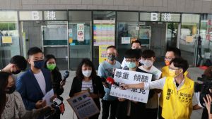 拒實體期末考!中一中學生陳情市府 教育局立場不動如山 ▲教育局高中職教育科長李真玲收下陳情書,中市府隨後發出新聞稿,強調授權各校的立場不變。。(圖/時力台中黨部提供,2022.06.20)