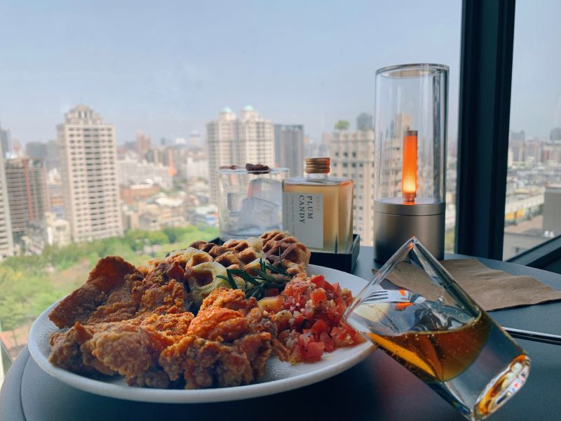 ▲台中Moxy酒店XOXO高空早午餐包含點餐率最高的美式人氣餐點「德州炸雞鬆餅」。(圖/台中Moxy酒店提供)