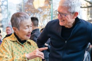 世界最年長程式設計師若宮正子 ▲若宮正子曾與蘋果CEO庫克見面。(圖/翻攝自@tim_cook推特)