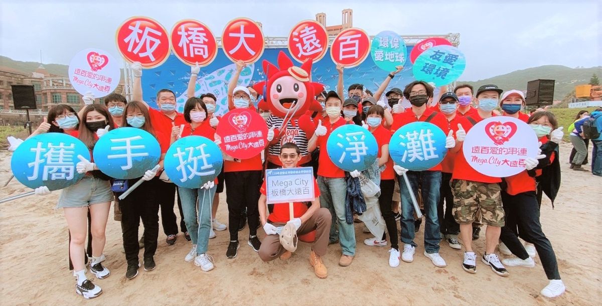 ▲遠東百貨板橋區總店長施智耀協理經常帶領同仁參與淨灘活動，55週年也邀請大家為消除海洋廢棄物一起努力。（圖／品牌提供）