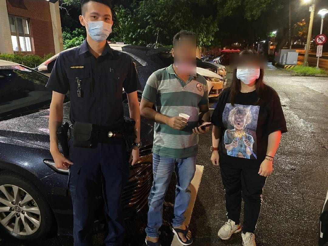▲協和派出所員警黃秉彥協助印度男子尋回手機，讓他不致擔誤行程（圖/記者鄧力軍翻攝）