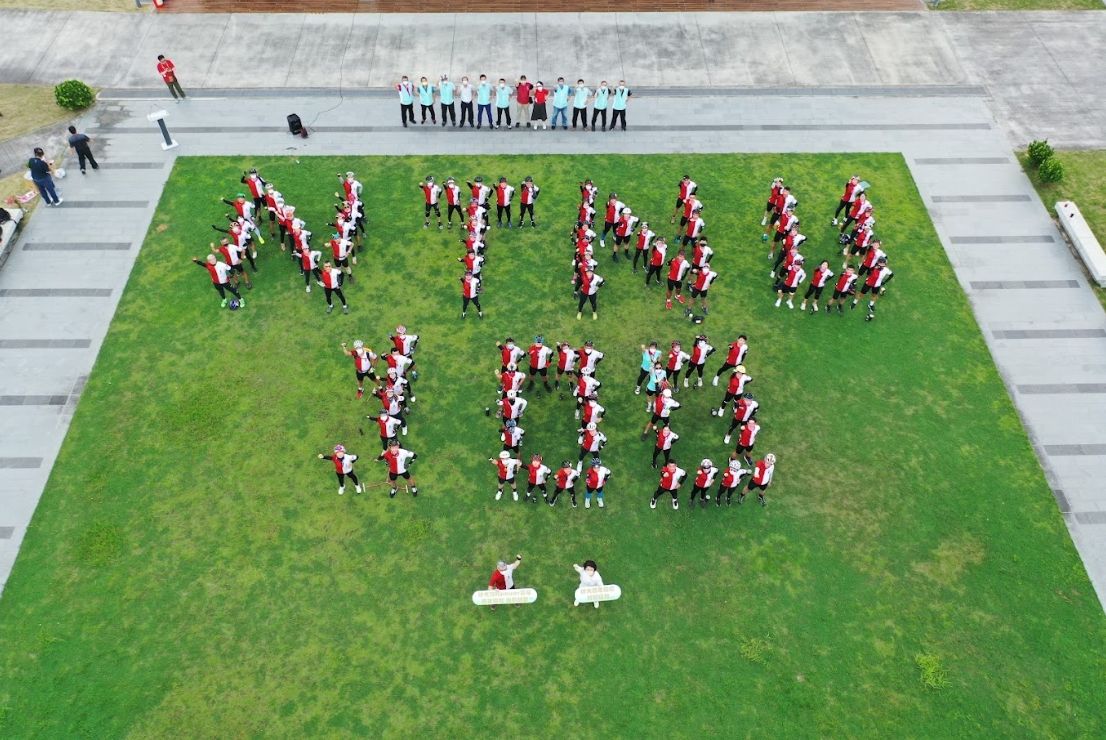 ▲台師大百年校慶鐵騎環島抵達嘉義市文化中心前方廣場，師生聚集排出「NTNU 100」字樣。（圖／台師大提供）