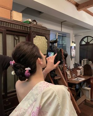 ▲鄭家純確認拍攝成品。(圖/鄭家純IG) ▲鄭家純確認拍攝成品。(圖/鄭家純IG)