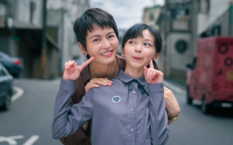 野生梁詠琪現身台灣!21歲「女兒」同框:不可思議