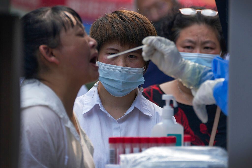 ▲中國大陸今天公布新增1萬4761例本土病例，以廣東及河南居多，雖然中國公布優化防疫20條規定嚴禁「隨意靜默」，但重慶傳出多區發布臨時管控7天，由於是小區而非政府宣布，網友嘲自發靜默。（圖／美聯社／達志影像）