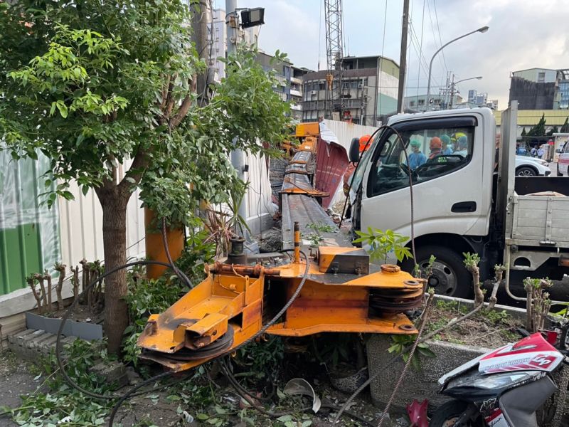 板橋驚傳工程吊車翻覆事故！1工人OHCA　緊急送醫搶救中