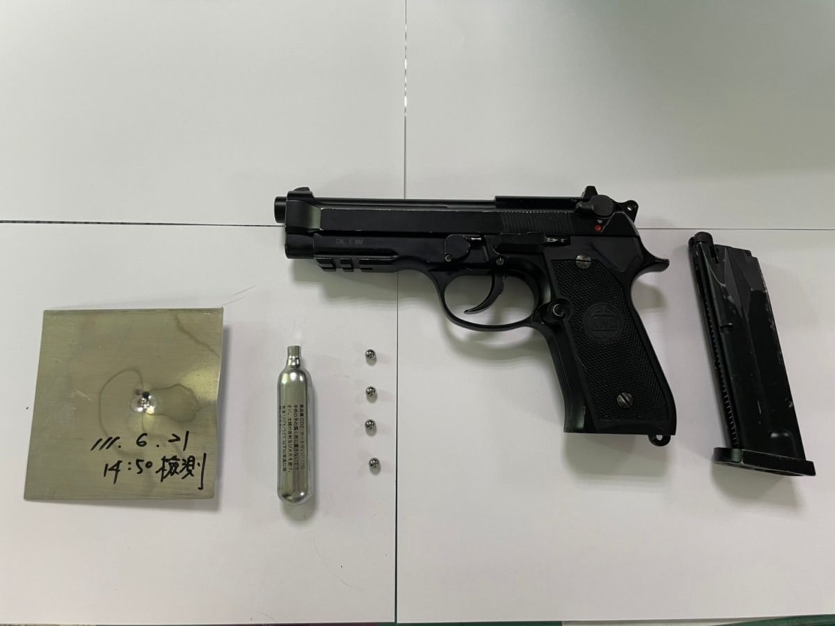 ▲高雄輕軌C19站玻璃牆遭BB彈射擊爆裂，內惟派出所獲報後立即於4小時內破案並逮捕試射BB槍嫌犯，當場起出槍彈及犯案所搭的自小客車。(圖／鼓山分局提供)