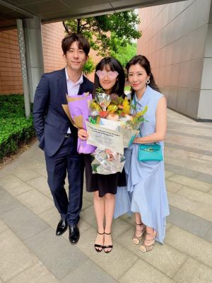 ▲賈靜雯現任老公修杰楷也來參加梧桐妹的畢業典禮。(圖/賈靜雯臉書) ▲賈靜雯現任老公修杰楷也來參加梧桐妹的畢業典禮。(圖/賈靜雯臉書)