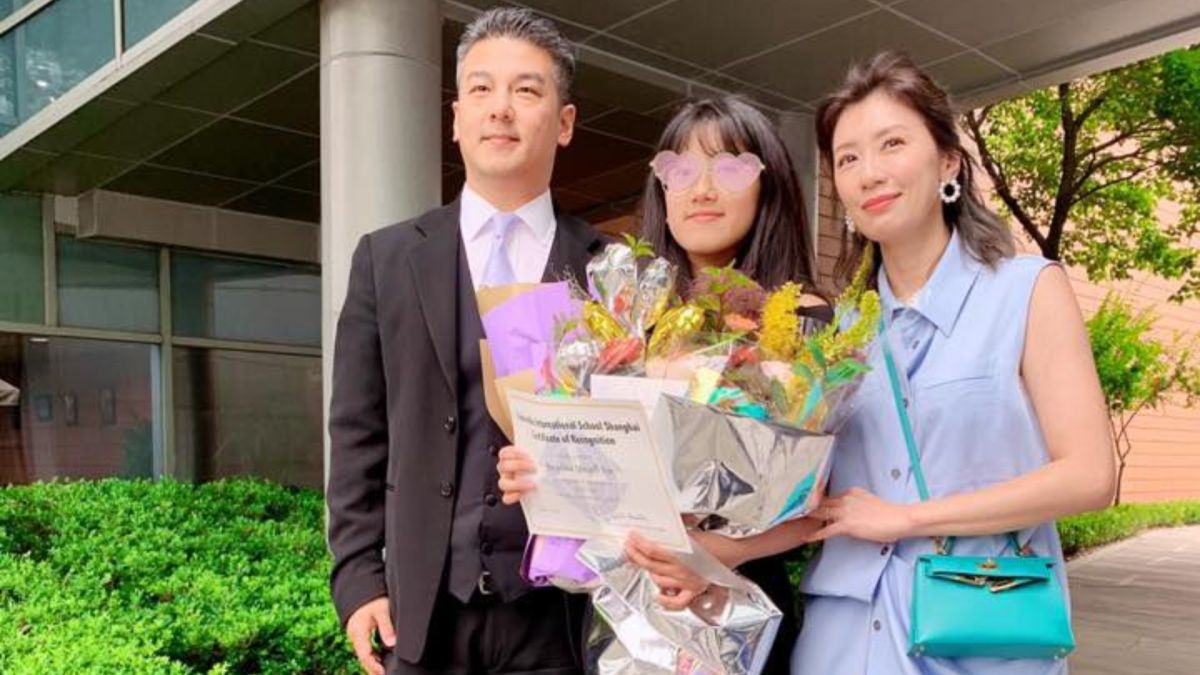 ▲賈靜雯3年前在梧桐妹畢業典禮與孫志浩合影。（圖／賈靜雯臉書）