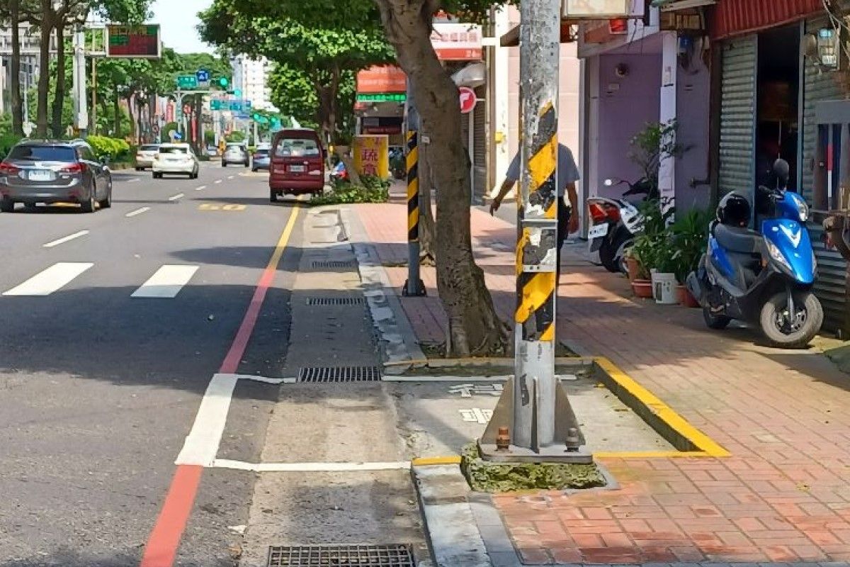 ▲機車族看見這款待轉區全傻，民眾抱怨：「全台還不只這一處」。（圖／臉書社團《爆廢公社公開版》） 