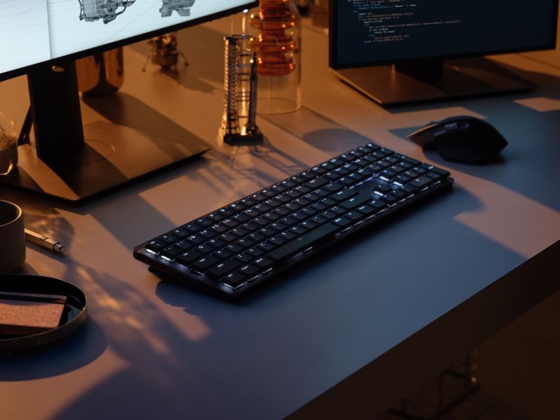 ▲Logitech MX Mechanical任何光線條件下皆能順暢使用，黑暗中仍可支援鍵盤照明；並可透過Options+軟體可自定6種沉浸式背光照明效果。(圖／官方提供)