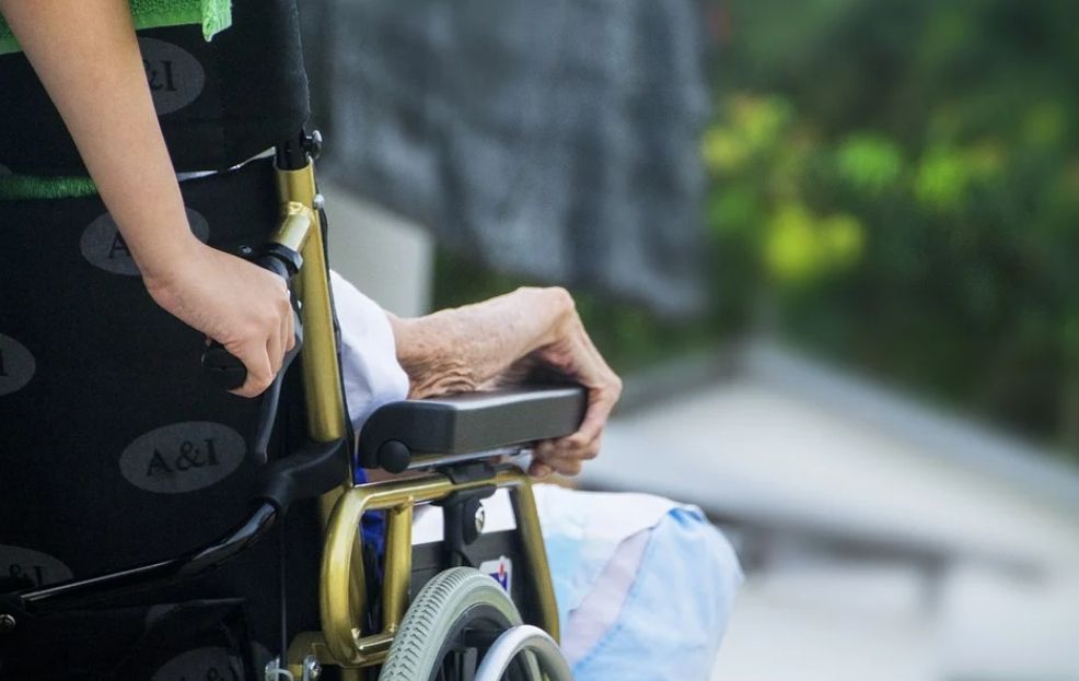 ▲高雄市成德里長楊弼勝，利用照顧失智里民為由，將對方百餘萬存款領光，還將房子以假買賣方式過戶到妻子名下。(示意圖／取自pixabay)