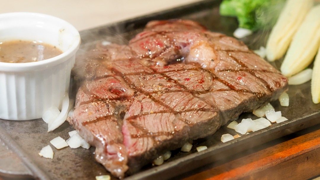 ▲牛排店力推外帶促銷，不只牛排買一送一，再加送牛肝菌菇燉飯、巧達玉米濃湯，用另類「買一送三」吸客。（圖／風塵萬里 旅人手札提供）