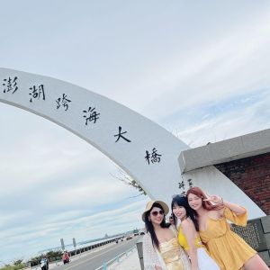 ▲樂天女孩到澎湖拍寫真，特地在跨海大橋取景。（圖／琳妲IG）