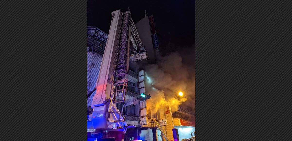 ▲台中民宅昨（21）日深夜大火，消防隊出動消防車10輛、救護車3輛，人員27人前往現場灌救。（圖／林姍汝里長提供）