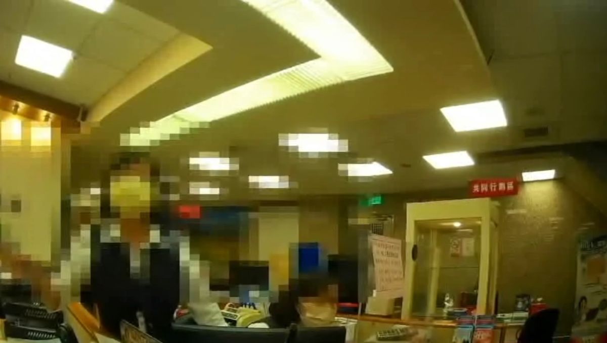 ▲苓雅分局凱旋所員警與許姓婦人在國外的女兒、及時趕到的兒子聯手行員，成功保住許姓婦人現金新台幣24萬元。(圖／記者郭凱杰翻攝)