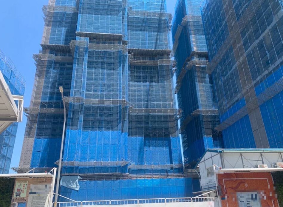 ▲新店一名男工不慎從1.7公尺處墜落，導致胸部被鷹架刺穿，目前仍在搶救中。（圖／翻攝畫面）