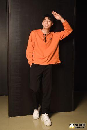 ▲黃文廷挑戰性感舞風之前,特別揣摩EXO Kai的表演影片。(圖/記者陳明安攝) ▲黃文廷挑戰性感舞風之前,特別揣摩EXO Kai的表演影片。(圖/記者陳明安攝)