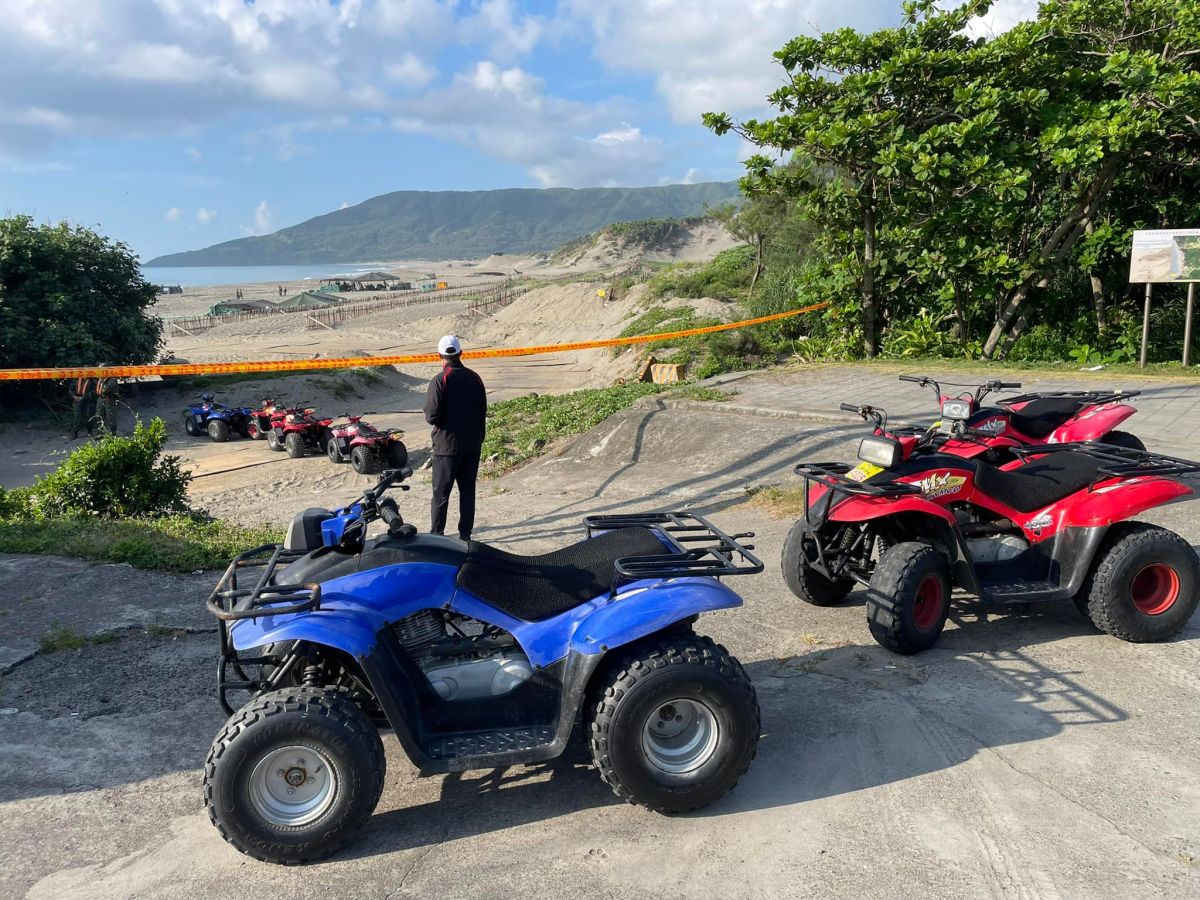 ▲屏東港仔村有當地居民抗議國軍演訓擾民，用沙灘車堵住入口，還拉起封鎖線。（圖／翻攝自「恒春半島公共事務討論社團」臉書）