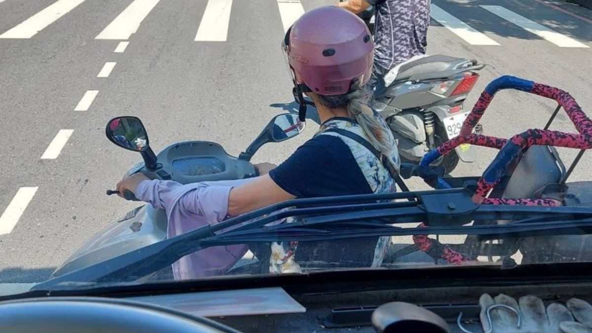 ▲有網友抱怨騎士為了躲太陽，騎到他車頭前面，結果被大家打臉，自己違規在先。（圖／爆料公社二社）