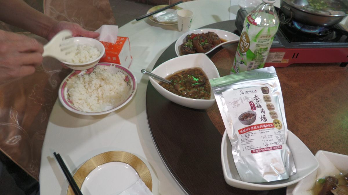 ▲搶攻外帶商機，潘師父餐廳人氣滷肉飯，變身古早味香菇肉燥調理包上市。（圖／潘師父提供）    