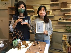 陳彤分享自己的創作。(圖/移民署提供) ▲陳彤分享自己的創作。(圖/移民署提供)