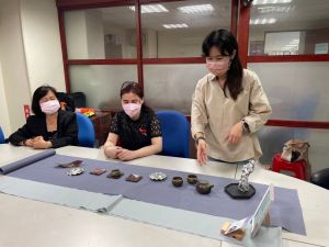 陳彤在課程中向新住民朋友們分享創作理念。(圖/移民署提供) ▲陳彤在課程中向新住民朋友們分享創作理念。(圖/移民署提供)