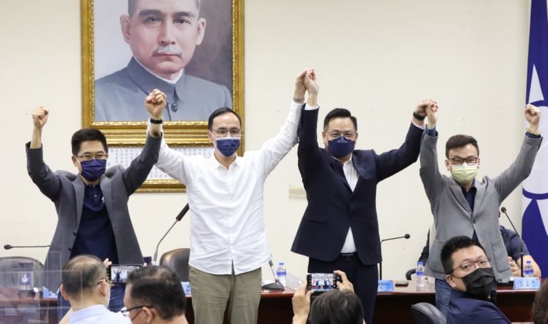 ▲國民黨今日正式提名新竹議員林耕仁（右2）參選新竹市長。（圖／文傳會提供）