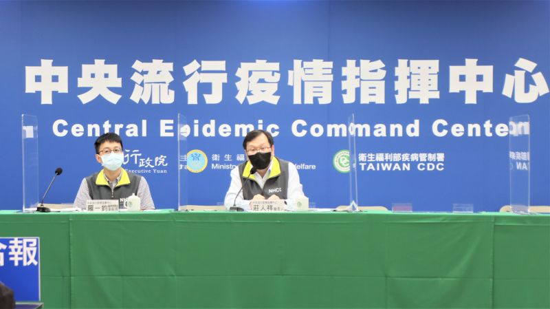 ▲指揮中心發言人莊人祥(右)與醫療應變組副組長羅一鈞(左)共同主持疫情記者會。(圖/指揮中心)