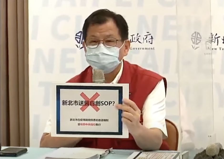 ▲新北消防局副局長陳崇岳說，當時基隆、桃園消防局也需要衛生局同意才可以派車，不是新北獨有。（圖／翻攝自新北直播）